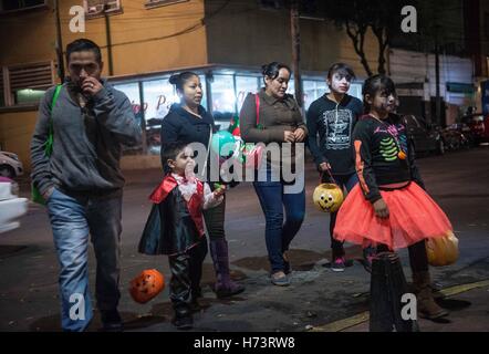 La ville de Mexico, Mexico City, MX. 2e Nov, 2016. Le Jour des morts est un festival traditionnel mexicain célébrant la vie et la mort où les familles honneur aux amis et aux êtres chers qui sont décédés. .Les costumes colorés, des décorations et des crânes de sucre, bien sûr, ont contribué à l'appréciation de cette fête traditionnelle répartis au pays et partout dans le monde. Crédit : Joel Alvarez/ZUMA/Alamy Fil Live News Banque D'Images