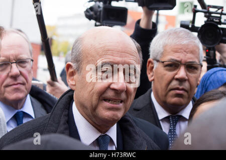 Argenteuil, France. 2 novembre, 2016. L'exécution de candidate à l'élection présidentielle française primaire de droite, Alain Juppé en campagnes Argenteuil entouré par des fonctionnaires locaux et des médias. Credit : Paul-Marie Guyon/Alamy Live News Banque D'Images