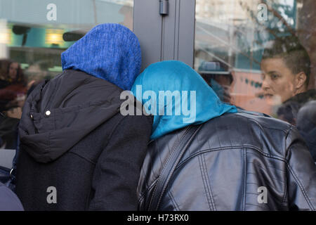 Argenteuil, France. 2 novembre, 2016. Deux femmes voilées regarder à travers une fenêtre à la vue campagne Alain Juppé à Argenteuil. Credit : Paul-Marie Guyon/Alamy Live News Banque D'Images