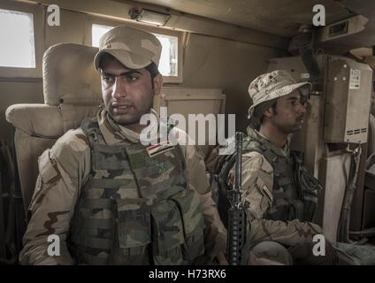 Mossoul, Irak. 2 novembre, 2016. Les soldats de l'armée irakiennes entrent à Mossoul. 2e Nov, 2016. Credit : Bertalan Feher/ZUMA/Alamy Fil Live News Banque D'Images