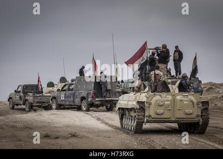 Mossoul, Irak. 2 novembre, 2016. Le gouvernorat de Ninive, de l'Iraq. 2e Nov, 2016. Les soldats de l'armée irakiennes entrent à Mossoul. Credit : Bertalan Feher/ZUMA/Alamy Fil Live News Banque D'Images