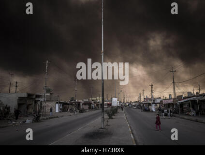 Al Qayyarah, de l'Iraq. 2 novembre, 2016. Al Qayyarah, gouvernorat de Ninive, de l'Iraq. 2e Nov, 2016. Ville sous les volumes de fumée de l'huile en feu. Credit : Bertalan Feher/ZUMA/Alamy Fil Live News Banque D'Images