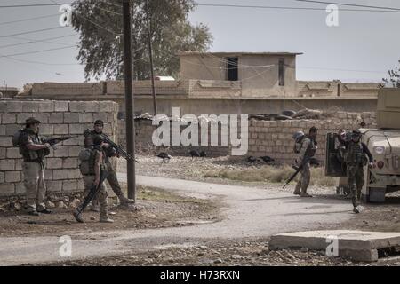 Mossoul, Irak. 2 novembre, 2016. Le gouvernorat de Ninive, de l'Iraq. 2e Nov, 2016. Les soldats de l'armée irakienne se battent dans les rues os Mossoul. Credit : Bertalan Feher/ZUMA/Alamy Fil Live News Banque D'Images