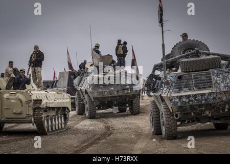 Mossoul, Irak. 2 novembre, 2016. Le gouvernorat de Ninive, de l'Iraq. 2e Nov, 2016. Les soldats de l'armée irakiennes entrent à Mossoul. Credit : Bertalan Feher/ZUMA/Alamy Fil Live News Banque D'Images