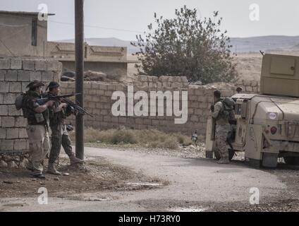 Mossoul, Irak. 2 novembre, 2016. Le gouvernorat de Ninive, de l'Iraq. 2e Nov, 2016. Les soldats de l'armée irakienne se battent dans les rues os Mossoul. Credit : Bertalan Feher/ZUMA/Alamy Fil Live News Banque D'Images