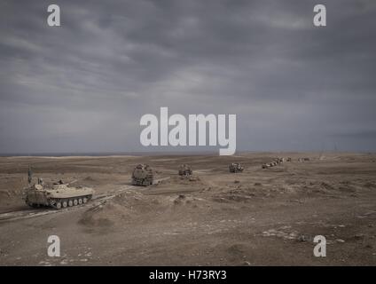 Mossoul, Irak. 2 novembre, 2016. Les soldats de l'armée irakiennes entrent à Mossoul. 2e Nov, 2016. Credit : Bertalan Feher/ZUMA/Alamy Fil Live News Banque D'Images