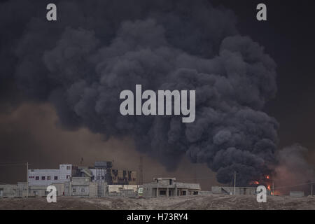 Al Qayyarah, de l'Iraq. 2 novembre, 2016. Al Qayyarah, gouvernorat de Ninive, de l'Iraq. 2e Nov, 2016. L'huile enflammée et avoyées par Isis à Al Qayyarah. Credit : Bertalan Feher/ZUMA/Alamy Fil Live News Banque D'Images