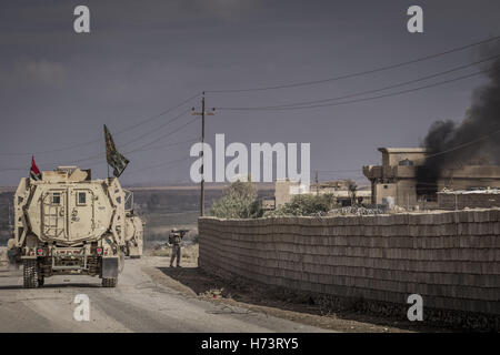 Mossoul, Irak. 2 novembre, 2016. Le gouvernorat de Ninive, de l'Iraq. 2e Nov, 2016. Les soldats de l'armée irakienne se battent dans les rues os Mossoul. Credit : Bertalan Feher/ZUMA/Alamy Fil Live News Banque D'Images