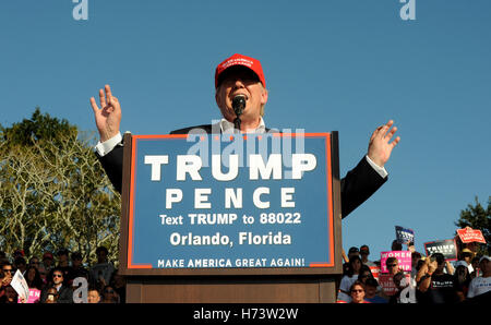 Orlando, Floride, USA. 2 novembre, 2016. Avec l'élection de six jours, candidat présidentiel républicain Donald Trump prend la parole à un rassemblement électoral à la Central Florida Fairgrounds à Orlando, Floride le 2 novembre 2016. Crédit : Paul Hennessy/Alamy Live News Banque D'Images