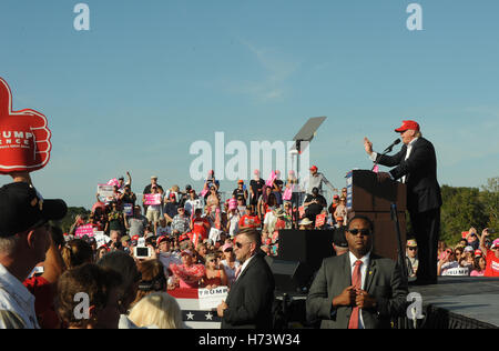 Orlando, Floride, USA. 2 novembre, 2016. Avec l'élection de six jours, candidat présidentiel républicain Donald Trump prend la parole à un rassemblement électoral à la Central Florida Fairgrounds à Orlando, Floride le 2 novembre 2016. Crédit : Paul Hennessy/Alamy Live News Banque D'Images