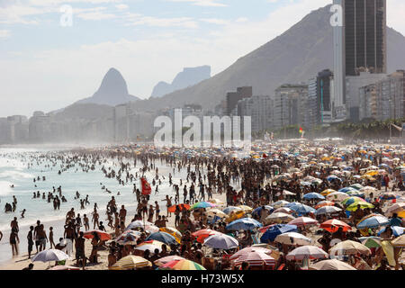 Rio de Janeiro, Brésil, novembre 02, 2016 : l'été débute officiellement au Brésil que le 21 décembre, mais les plages de Rio de Janeiro connaissent déjà des jours d'été. Des milliers d'habitants et les touristes affluent vers les plages de la ville profitant de la météo et de la chaleur de l'ordre de 35 degrés Celsius. Pour assurer la sécurité des nageurs, le gouvernement a renforcé la police dans la ville principale des plages. Dans les images, les plages de Leme et Copacabana, dans le sud de la ville de Rio de Janeiro. Credit : Luiz Souza/Alamy Live News Banque D'Images