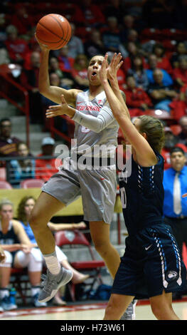 Usa. 1er novembre 2016. SPORTS -- l'UNM Cherise Beynon tire plus de Ft. Lewis' Shelby Patterson pendant le jeu dans l'arène des tartes sage aka La Fosse le Mardi, Novembre 1, 2016. © Greg Sorber/Albuquerque Journal/ZUMA/Alamy Fil Live News Banque D'Images