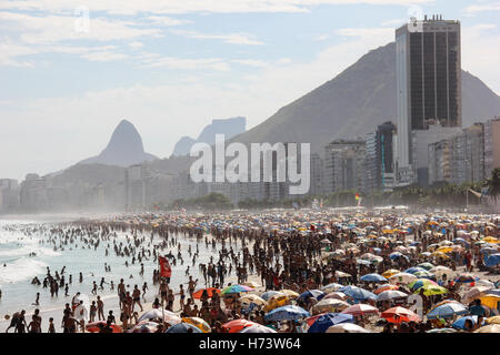 Rio de Janeiro, Brésil, novembre 02, 2016 : l'été débute officiellement au Brésil que le 21 décembre, mais les plages de Rio de Janeiro connaissent déjà des jours d'été. Des milliers d'habitants et les touristes affluent vers les plages de la ville profitant de la météo et de la chaleur de l'ordre de 35 degrés Celsius. Pour assurer la sécurité des nageurs, le gouvernement a renforcé la police dans la ville principale des plages. Dans les images, les plages de Leme et Copacabana, dans le sud de la ville de Rio de Janeiro. Credit : Luiz Souza/Alamy Live News Banque D'Images