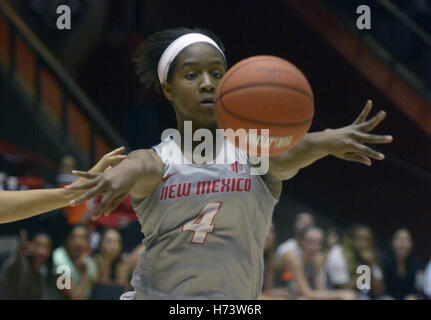 Usa. 1er novembre 2016. SPORTS -- l'UNM Alex Lapeyrolerie passe le ballon pendant le jeu avec Ft. Lewis le Mardi, Novembre 1, 2016. © Greg Sorber/Albuquerque Journal/ZUMA/Alamy Fil Live News Banque D'Images