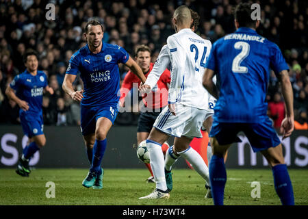 Danemark, Copenhague, 2 novembre 2016. Danny Drinkwate (4) de Leicester City vu au cours de l'UEFA Champions League match du groupe G entre le FC Copenhague et Leicester City à Telia Parken Banque D'Images