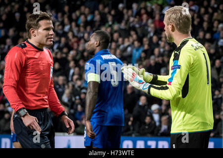 Danemark, Copenhague, 2 novembre 2016. Felix Brych (Allemagne) en parler avec Leicester City gardien Kasper Schmeichel au cours de l'UEFA Champions League match du groupe G entre le FC Copenhague et Leicester City à Telia Parken. Banque D'Images