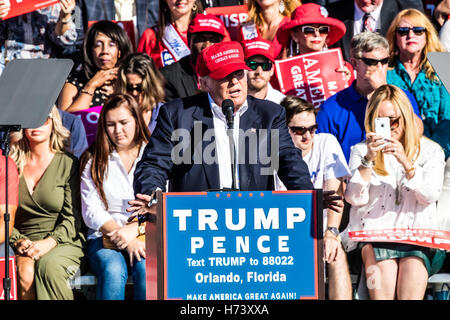 Orlando, Floride, USA. 2 novembre, 2016. Donald Trump Rally le mardi 2 novembre 2016 au parc des expositions du centre de la Floride à Orlando, Floride. Banque D'Images