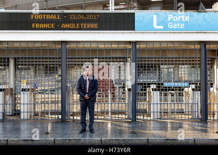 Paris, France. 20 Oct, 2016. Salim Toorabally se trouve en face de "L' entrée du Stade de France à Paris, France, 20 octobre 2016. C'est ce point même où il a empêché les terroristes d'entrer dans le stade. Photo : Leo Roman/dpa/Alamy Live News Banque D'Images