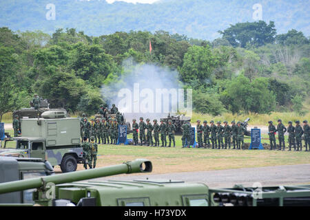 Lopburi, Thaïlande. 2 novembre, 2016. L'entraînement avec des munitions de l'Artillerie thaïlandaise au centre militaire d'artillerie le 2 novembre 2016 à lopburi, Thaïlande. Credit : Chatchai Somwat/Alamy Live News Banque D'Images