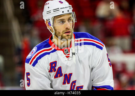 Raleigh, Caroline du Nord, USA. 29 Oct, 2016. Rangers de New York le défenseur Dan Girardi (5) au cours de la partie de la LNH entre les Rangers de New York et les Hurricanes de la Caroline au PNC Arena. © Andy Martin Jr./ZUMA/Alamy Fil Live News Banque D'Images