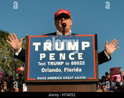 Orlando, Floride, USA. 2 novembre, 2016. Avec l'élection de six jours, candidat présidentiel républicain Donald Trump prend la parole à un rassemblement électoral à la Central Florida Fairgrounds à Orlando, Floride le 2 novembre 2016. Crédit : Paul Hennessy/Alamy Live News Banque D'Images