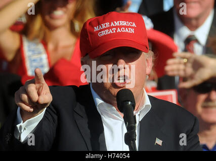 Orlando, Floride, USA. 2 novembre, 2016. Avec l'élection de six jours, candidat présidentiel républicain Donald Trump prend la parole à un rassemblement électoral à la Central Florida Fairgrounds à Orlando, Floride le 2 novembre 2016. Crédit : Paul Hennessy/Alamy Live News Banque D'Images