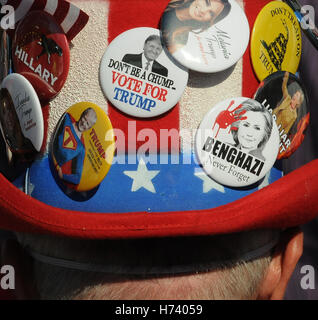 Orlando, Floride, USA. 2 novembre, 2016. Avec l'élection de six jours, un homme porte un chapeau avec des boutons à un rassemblement pour la campagne de candidat à la présidence républicaine, Donald Trump au Central Florida Fairgrounds à Orlando, Floride le 2 novembre 2016. Crédit : Paul Hennessy/Alamy Live News Banque D'Images