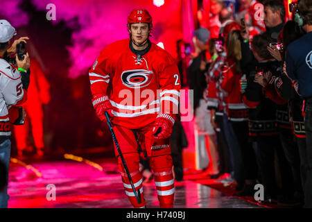 Octobre 29, 2016 - Raleigh, Caroline du Nord, États-Unis - Carolina Hurricanes aile droite Sebastian Aho (20) au cours de la partie de la LNH entre les Rangers de New York et les Hurricanes de la Caroline au PNC Arena. (Crédit Image : © Andy Martin fils via Zuma sur le fil) Banque D'Images