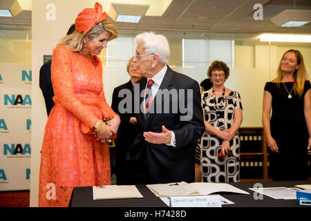 Canberra, Australie. 2e Nov, 2016. Le roi Willem-Alexander et Maxima La reine des Pays-Bas visitez les Archives nationales de l'Australie a accueilli avec satisfaction par le directeur général David Fricker à Canberra, Australie, 2 novembre 2016. Roi des Pays-Bas et de la Reine sont en Australie pour un jour 5 visite d'état. Photo : Patrick van Katwijk POINT DE VUE - PAS DE FIL - SERVICE/dpa/Alamy Live News Banque D'Images