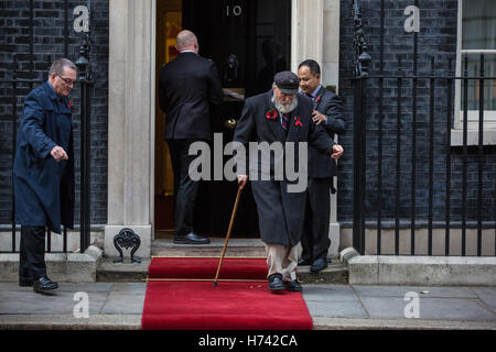 Londres, Royaume-Uni. 2 novembre, 2016. Militant des droits LGBT George Montague, 93, dépose une pétition au 10 Downing Street, qui demandent au gouvernement de s'excuser de vivre les hommes condamnés pour des actes homosexuels. Le 19 octobre, le gouvernement avait annoncé que les hommes décédés reconnu coupable d'actes homosexuels entre adultes consentants ne recevoir des grâces. Credit : Mark Kerrison/Alamy Live News Banque D'Images