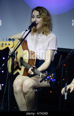 HOLLYWOOD, FL - Novembre 02 : Miranda Miller de Hey Violet fonctionne à la station de radio hits 97,3 le 2 novembre 2016 à Hollywood, en Floride. /MediaPunch byMPI04 Photo Banque D'Images