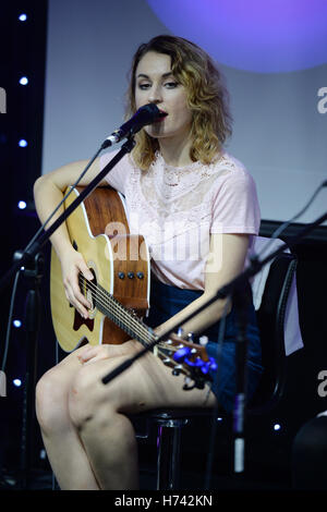 HOLLYWOOD, FL - Novembre 02 : Miranda Miller de Hey Violet fonctionne à la station de radio hits 97,3 le 2 novembre 2016 à Hollywood, en Floride. /MediaPunch byMPI04 Photo Banque D'Images