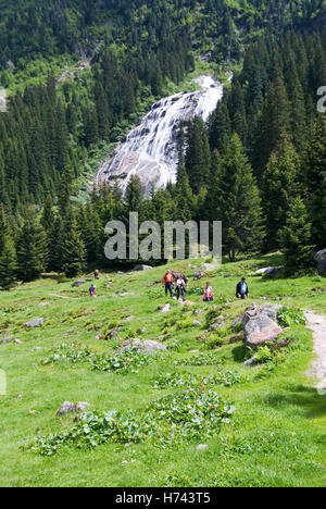 Les randonneurs à l'Grawa-Wasserfall cascade dans la vallée du Stubaital, Tyrol, Autriche, Europe Banque D'Images