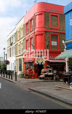 Fouiller et d'antiquités à Alice's à Portobello Road, Notting Hill, Londres, Angleterre, Royaume-Uni, Europe Banque D'Images