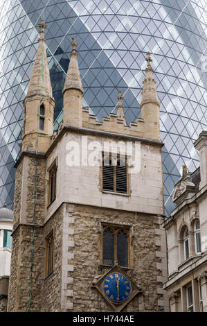 Eglise de Saint Helen en face de la tour Swiss Re, Londres, Angleterre, Royaume-Uni, Europe Banque D'Images