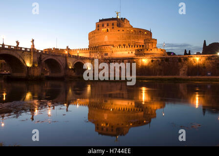 Castel Sant'Angelo avec réflexion, de nuit, Rome, Italie, Europe Banque D'Images