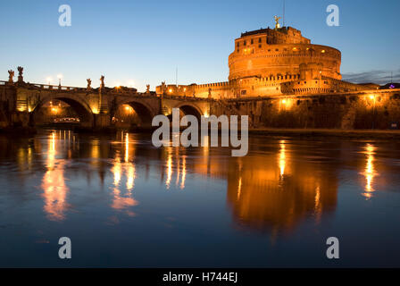 Castel Sant'Angelo avec réflexion, de nuit, Rome, Italie, Europe Banque D'Images