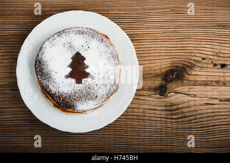 Des crêpes faites maison, le petit-déjeuner de fête de Noël pour les vacances matin sur table en bois rustique vu du dessus Banque D'Images