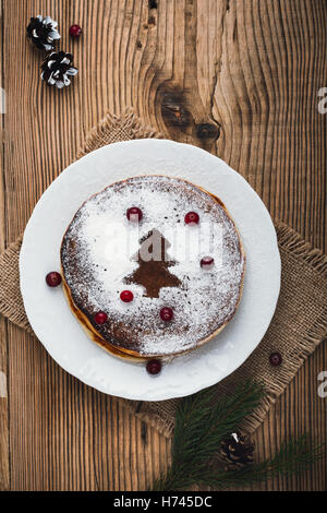 Des crêpes faites maison, le petit-déjeuner de fête de Noël pour les vacances matin sur table en bois rustique vu du dessus Banque D'Images