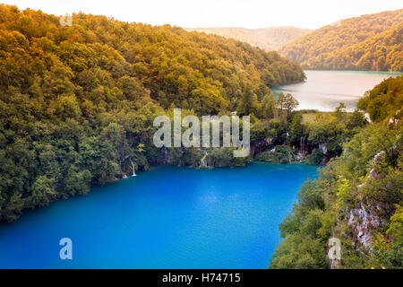 Cascades et lac dans le parc national des Lacs de Plitvice, Croatie Banque D'Images