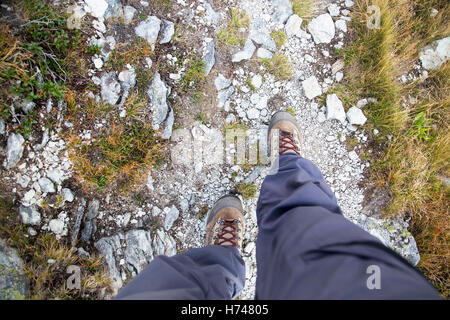 Randonnées.femme jambes avec des bottes de randonnée sur le sentier de montagne , vue d'en haut Banque D'Images