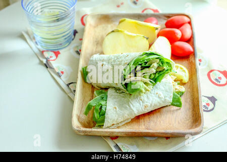 Wrap de légumes frais avec des tranches de tomate et de pomme sur un plateau Banque D'Images