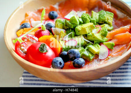 Salade de tomates biologiques sains, de bleuet, de l'avocat et le saumon fumé Banque D'Images