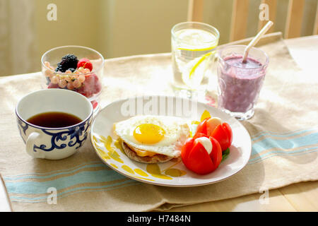 Repas sains avec des alevins des œufs, de la tomate avec fromage, jus, fruits, eau et café Banque D'Images