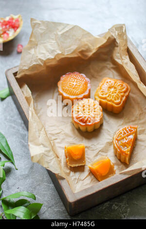 Gâteau de Lune chinoise, avec quarter cut montrant d'œuf Banque D'Images