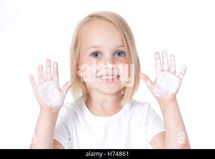 Avec les mains de l'enfant peint sur un fond blanc Banque D'Images