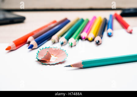 Pelures de crayon vert et colorfuk avec crayons isolated on white Banque D'Images
