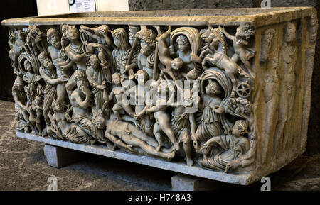 Sarcophage avec la création d'mankid par Prométhée. En marbre blanc, de Pozzuoli, Italie. 4ème ANNONCE de siècle. Musée Archéologique National, Naples. L'Italie. Banque D'Images