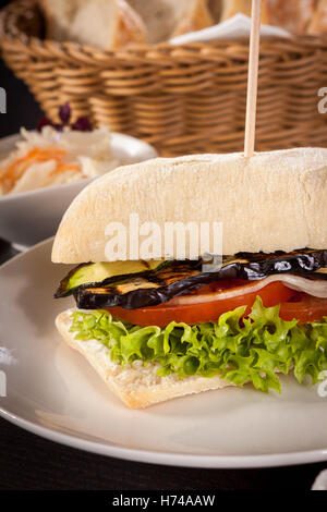 Hamburger végétarien végétarien à l'aubergine tomate et laitue dans un rouleau de ciabatta Banque D'Images