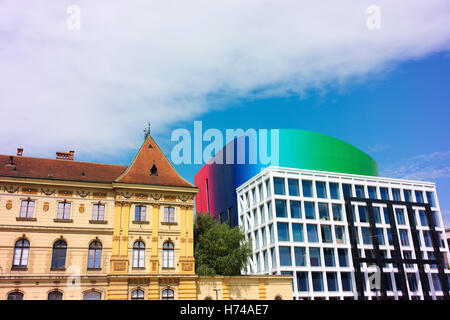 La juxtaposition d'architecture de Zagreb, le Musée des Arts et Métiers et de l'Académie de musique. Banque D'Images